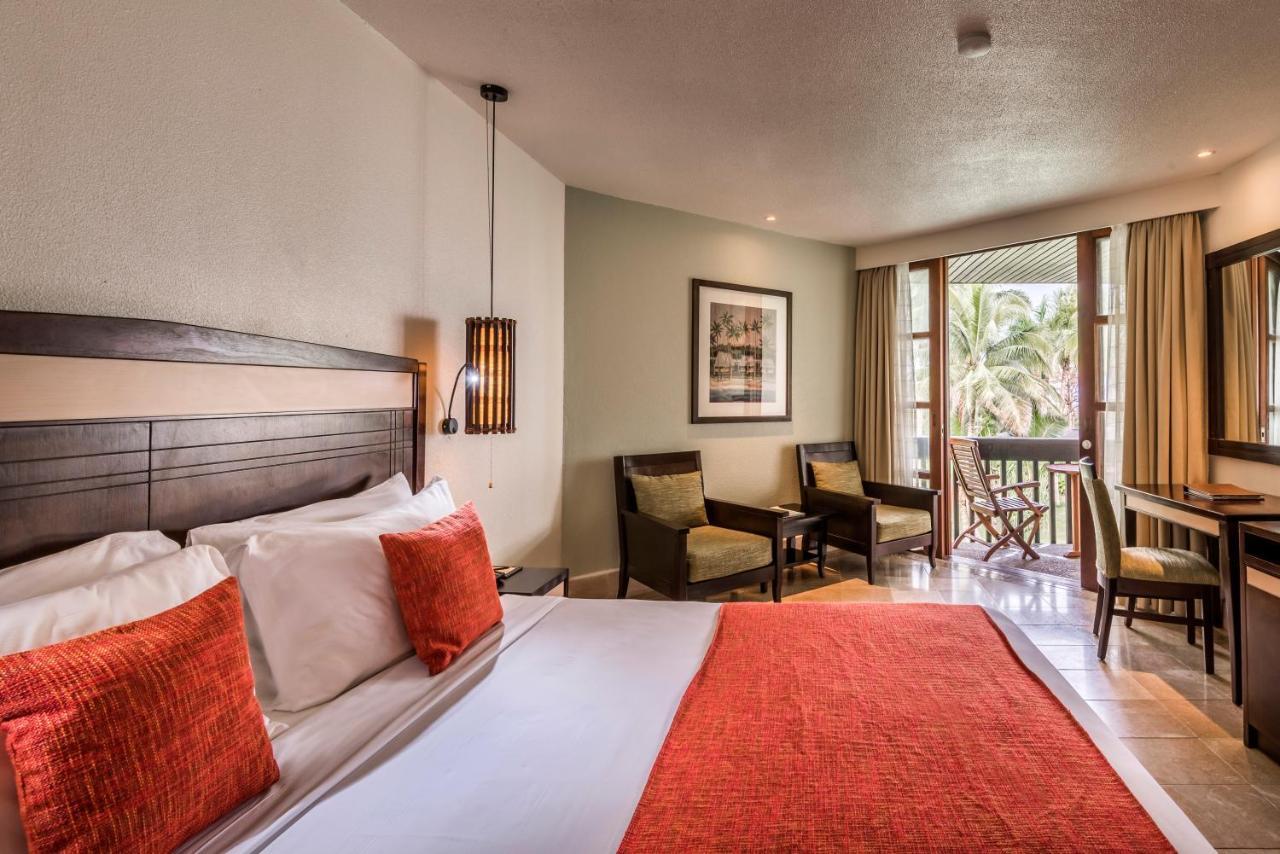 The Warwick Fiji Hotel Korolevu  Kültér fotó A room at the hotel
