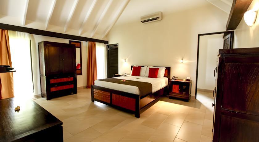 The Warwick Fiji Hotel Korolevu  Kültér fotó A bedroom at the resort