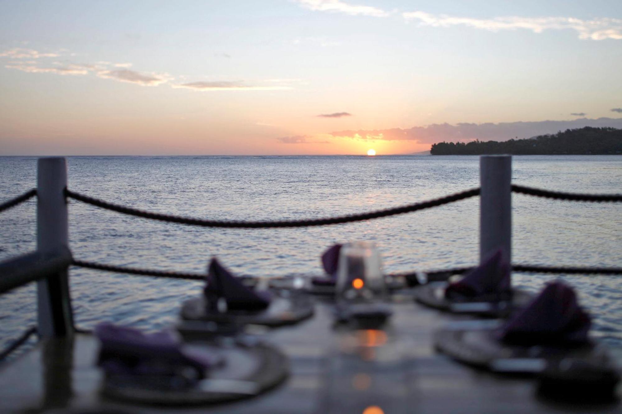 The Warwick Fiji Hotel Korolevu  Kültér fotó Sunset at the beach