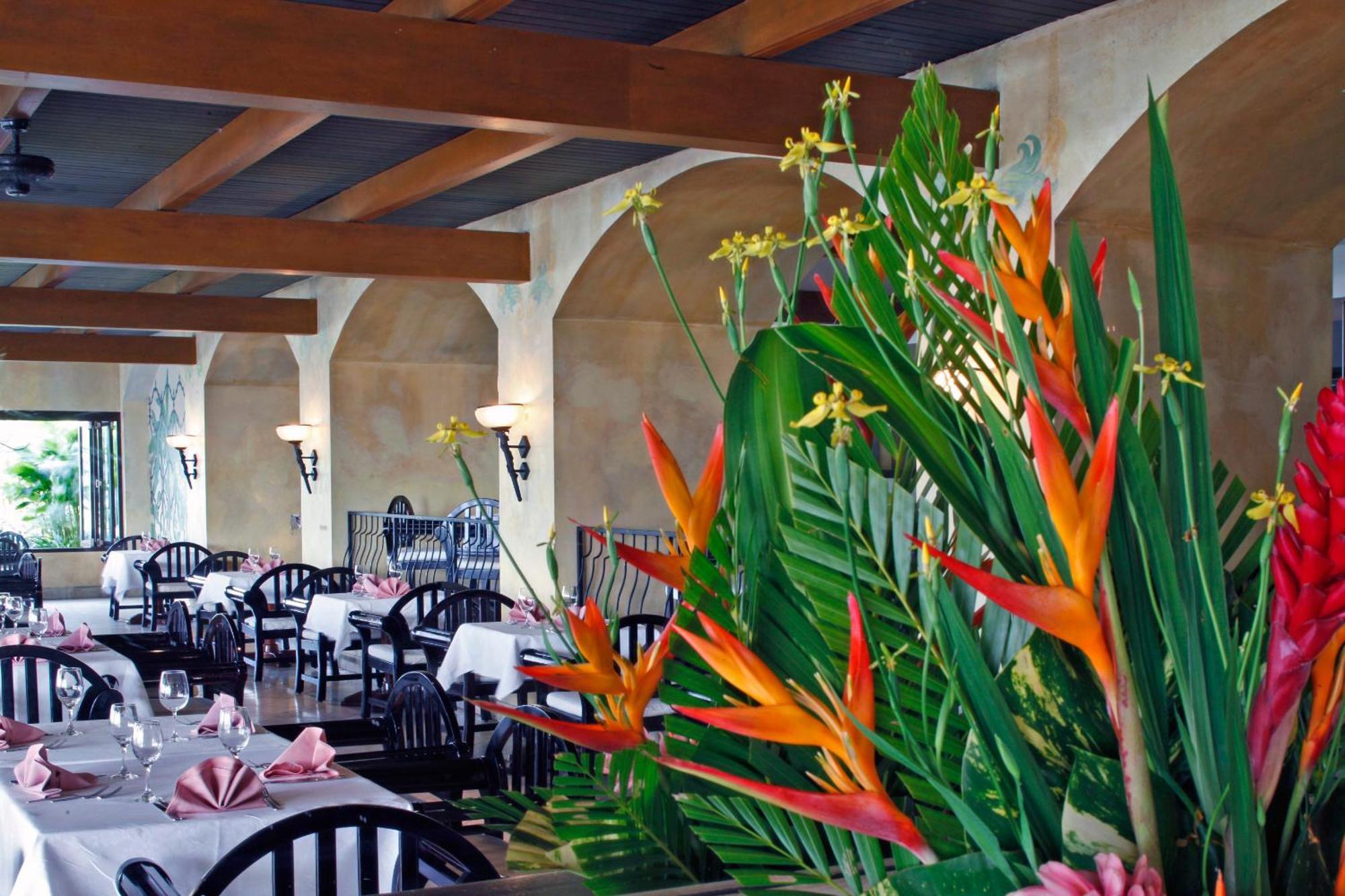 The Warwick Fiji Hotel Korolevu  Kültér fotó Interior of the restaurant