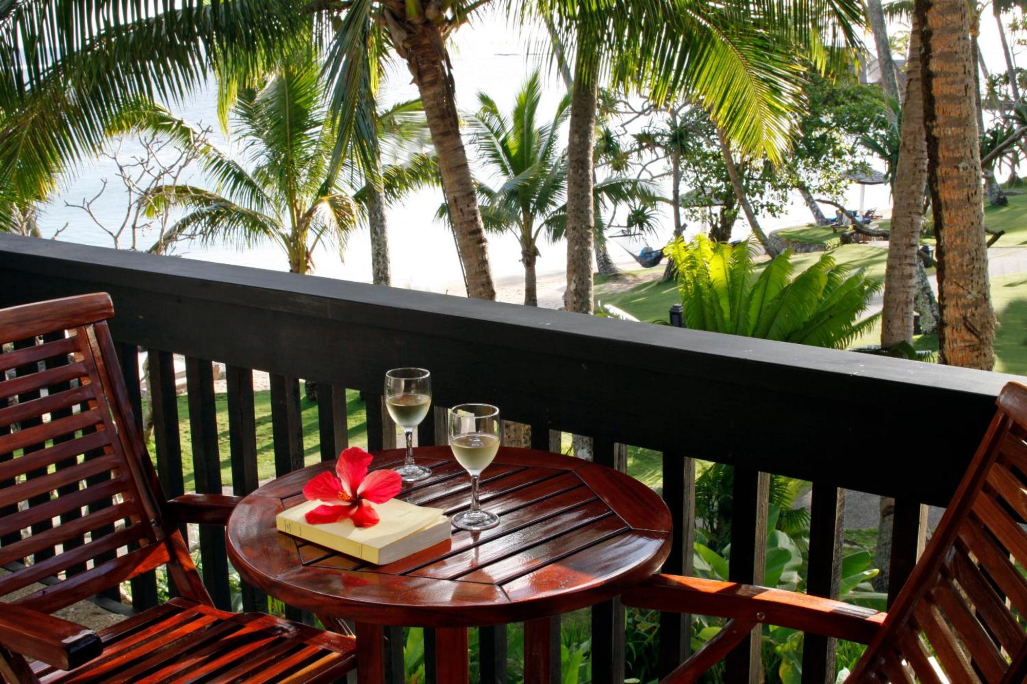 The Warwick Fiji Hotel Korolevu  Kültér fotó A balcony at the resort