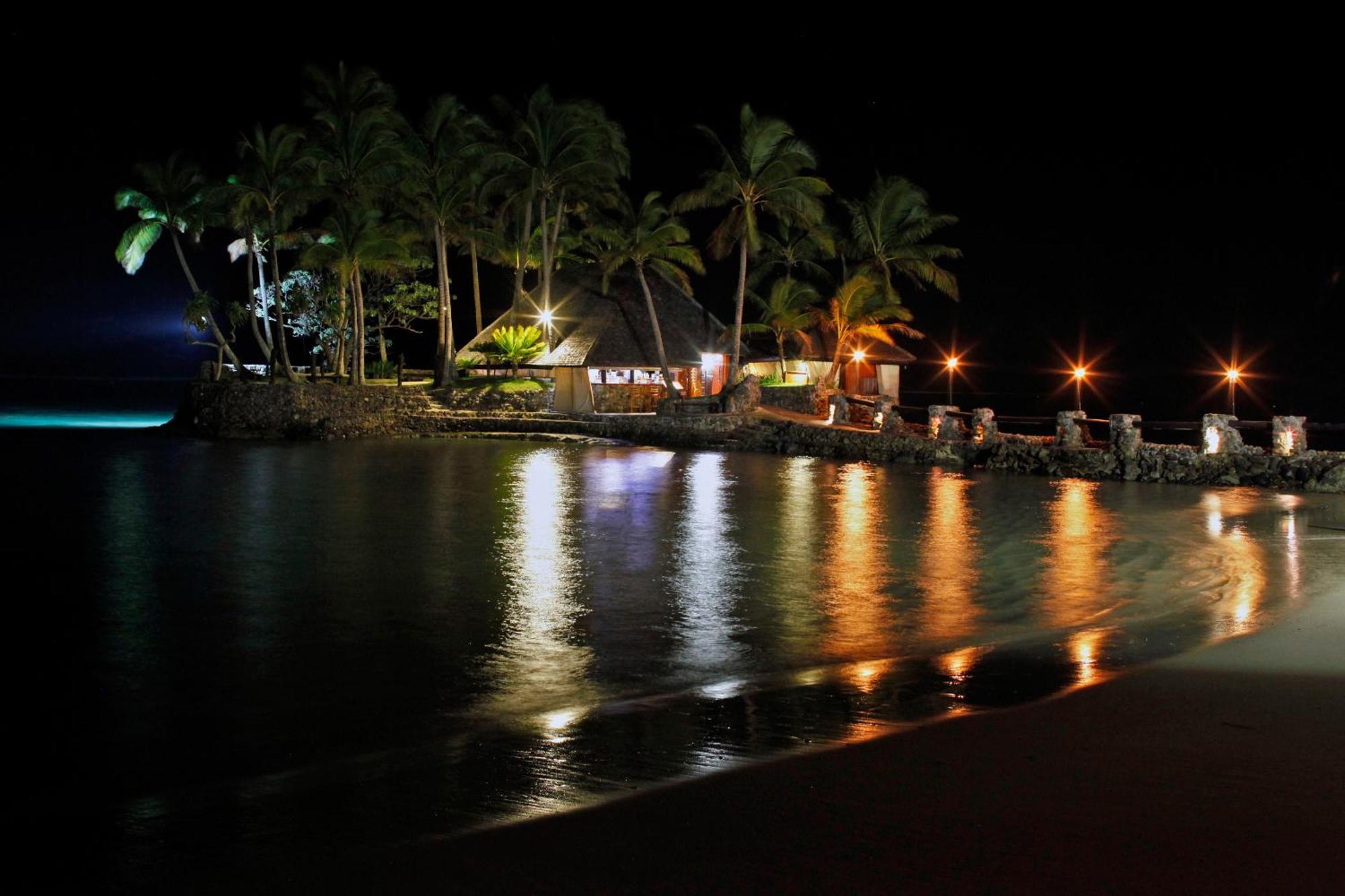 The Warwick Fiji Hotel Korolevu  Kültér fotó Night view of the beach