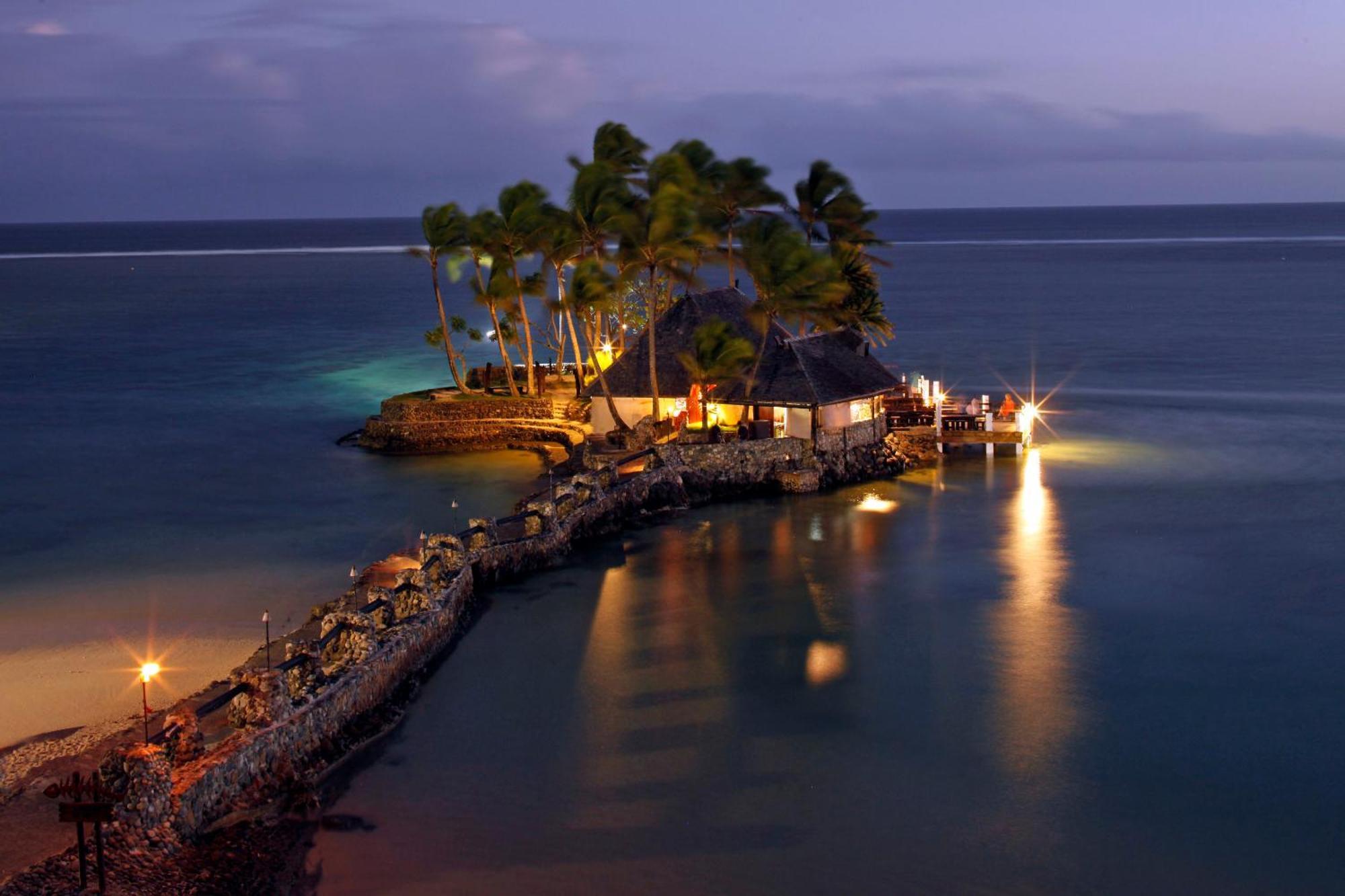The Warwick Fiji Hotel Korolevu  Kültér fotó The Rock at night