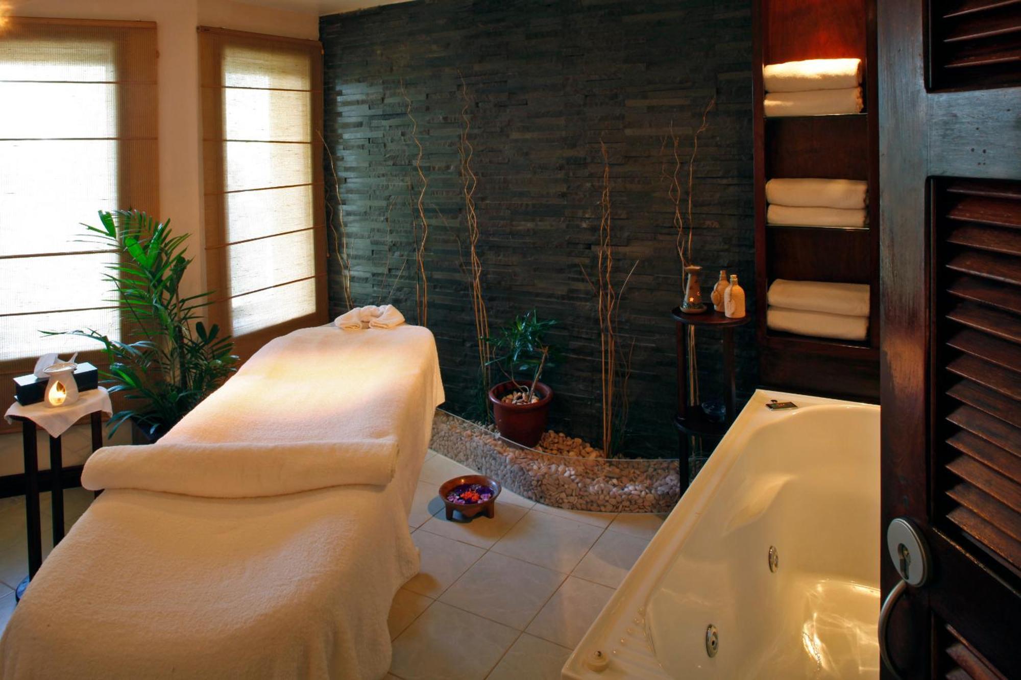 The Warwick Fiji Hotel Korolevu  Kültér fotó A spa treatment room
