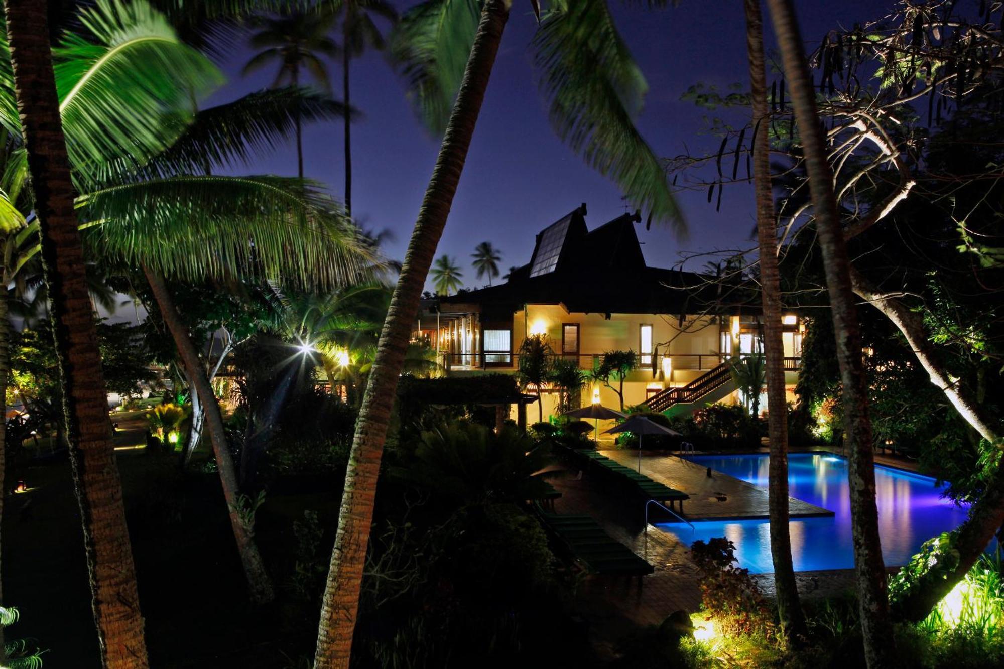 The Warwick Fiji Hotel Korolevu  Kültér fotó The resort at night