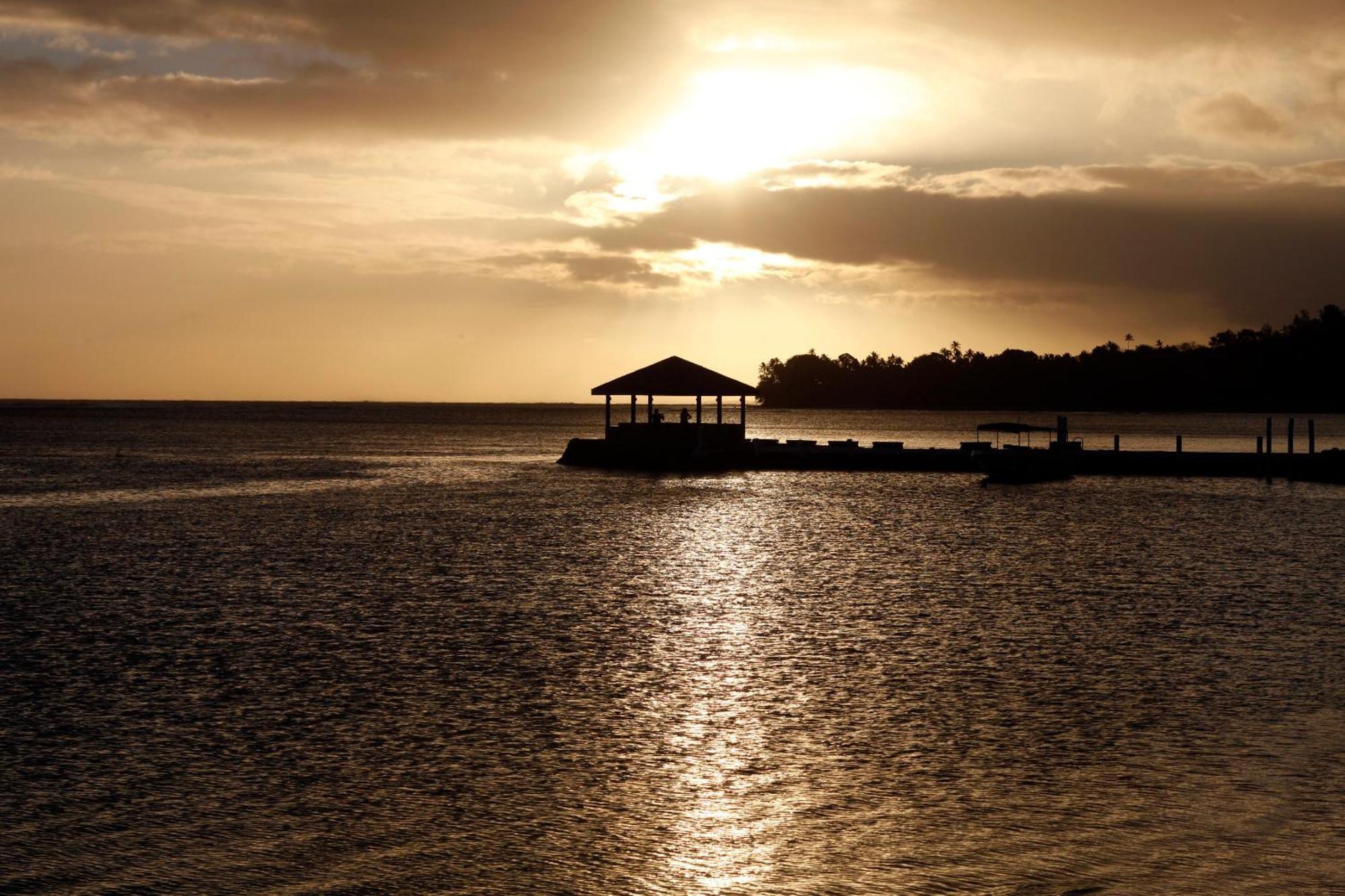 The Warwick Fiji Hotel Korolevu  Kültér fotó Sunset at the beach