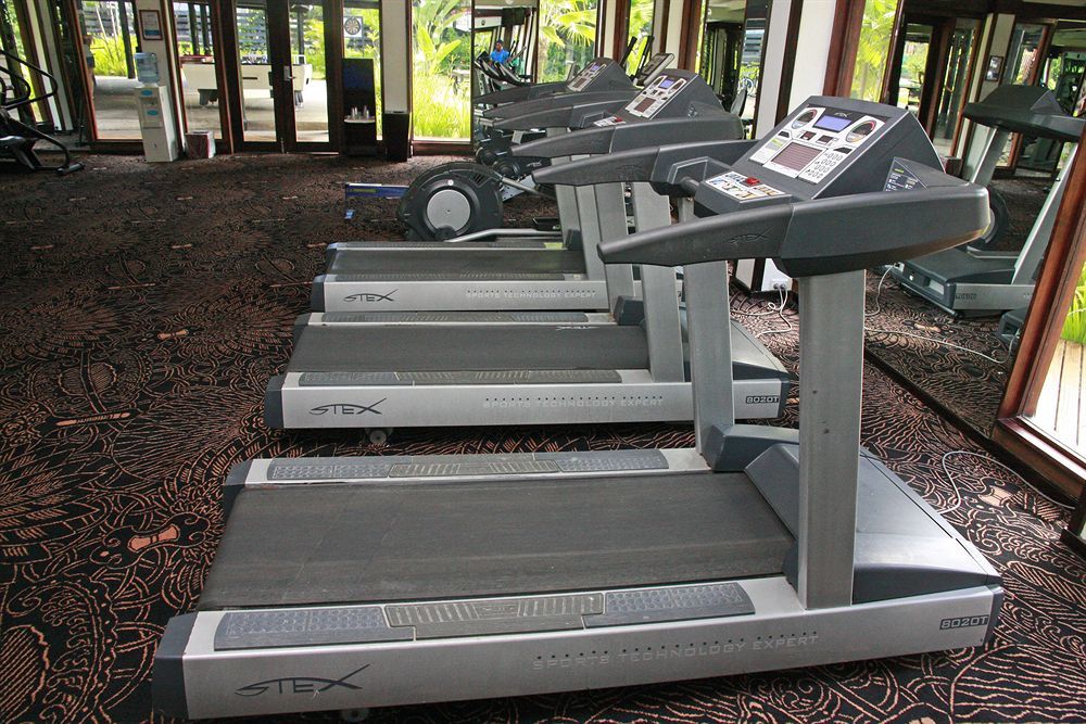 The Warwick Fiji Hotel Korolevu  Kültér fotó Treadmills in a gym