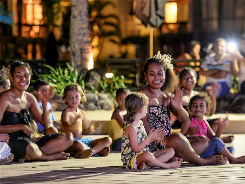 The Warwick Fiji Hotel Korolevu  Kültér fotó A family from the Cook Islands