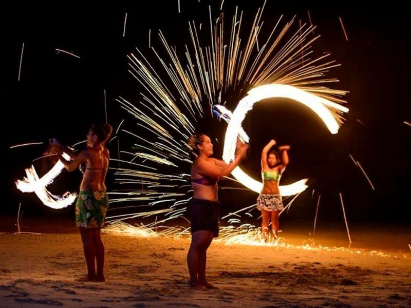 The Warwick Fiji Hotel Korolevu  Kültér fotó Luau performers